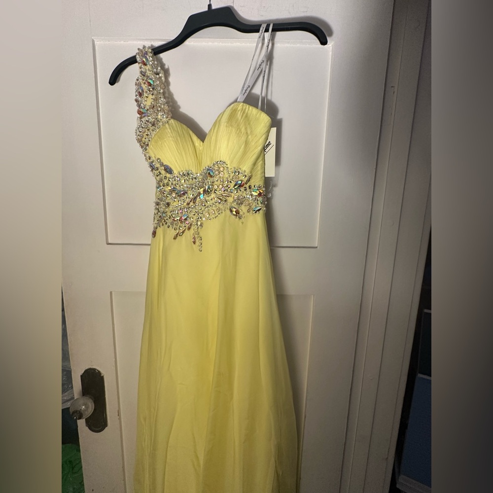 Lemon gown by Party Time